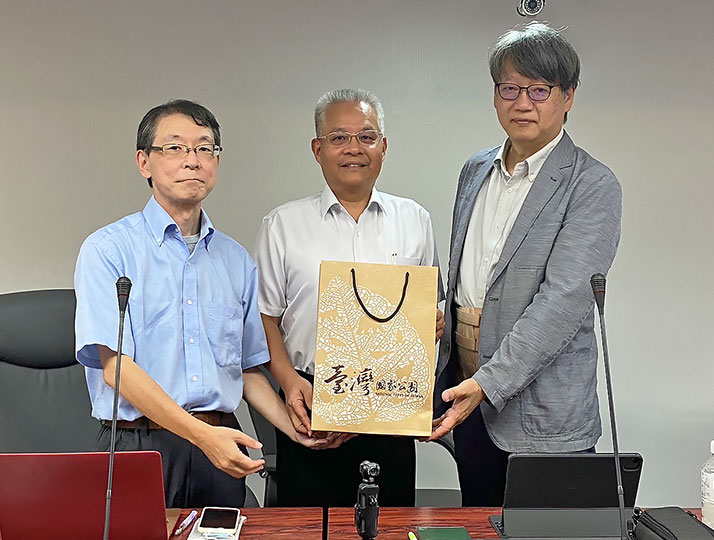 写真左から水谷知生教授（奈良県立大学）、陳茂春内政部国家公園署長、中島慶二教授。